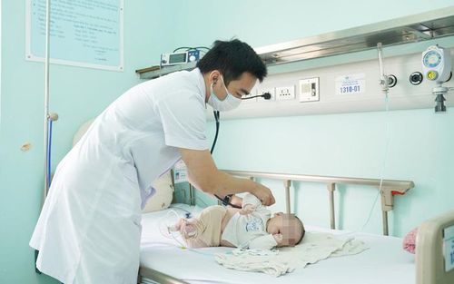 Bác bác sĩ đang chăm sóc cho bệnh nhi