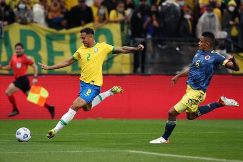 Brazil thử nhiều phương án tấn công, từ đánh trung lộ, leo biên, tạt nhưng không thể đánh sập hàng thủ Colombia trong hiệp một. Cơ hội đáng kể nhất của chủ nhà là cú đá trúng cột của Danilo ở phút 36.
