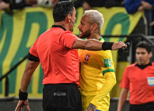 Neymar nổi nóng với trọng tài chính. Anh yêu cầu ông Tobar Vargas rút thẻ dành cho cầu thủ đội khách sau pha va chạm quyết liệt. Chỉ trong hiệp một, trận đấu bị ngắt quãng đến 23 lần vì những tình huống phạm lỗi, 12 trong số đó thuộc về Colombia.