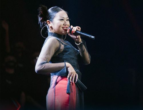  Sidie là nữ rapper thứ tư xuất hiện tại vòng Chinh phục của Rap Việt mùa hai. Cô sinh năm 1992, xuất thân là rocker, sau khi ban nhạc tan rã mới chuyển sang theo đuổi hip hop. 