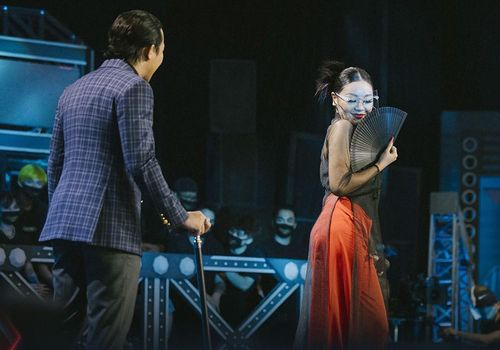  Nữ rapper thể hiện bản rap Bánh cuốn, dựa trên bài thơ Bánh trôi nước của Hồ Xuân Hương. Sidie về đội Karik. 