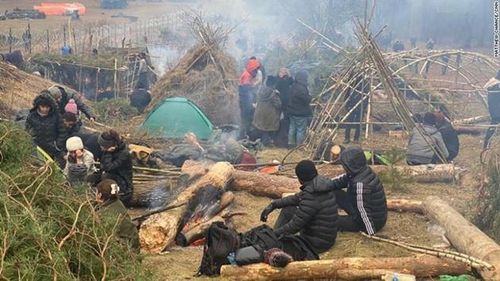 Hàng nghìn người di cư đang mắc kẹt tại biên giới Belarus- Ba Lan trong điều kiện mùa đông giá lạnh. Ảnh: CNN. 