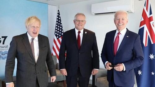 Thủ tướng Anh Boris Johnson (trái) gặp mặt Thủ tướng Australia - Scott Morrison (giữa) và Tổng thống Mỹ Joe Biden (phải) tại Anh hồi tháng 6/2021. (Nguồn The Australian).