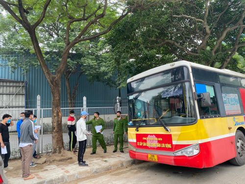 Người dân trước khi lên xe buýt làm thủ tục cấp căn cước xếp hàng đảm bảo công tác phòng chống dịch.