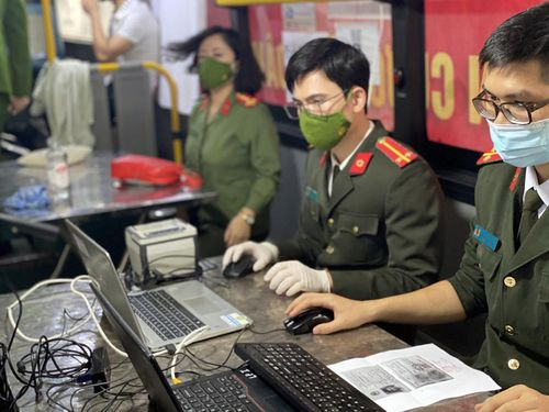 Triển khai cấp thẻ CCCD gắn chíp điện tử cho toàn bộ công dân trong độ tuổi chưa được cấp CCCD gắn chíp trên địa bàn quận. Toàn bộ công dân đủ 14 tuổi trở lên chưa cấp CCCD gắn chíp điện tử (bao gồm cả công dân thường trú, tạm trú).
