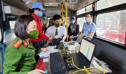 Mỗi đơn vị sẽ cấp lưu động trên xe buýt trong thời gian 2 giờ đồng hồ. Công an phường phải bố trí cán bộ tại các điểm cấp lưu động để đảm bảo an ninh trật tự.