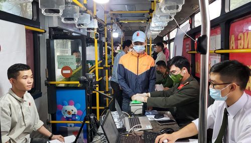 Theo Công an quận Long Biên, tại các phường, công an sở tại dự kiến các điểm thu nhận lưu động trên xe buýt; điểm thu nhận phải đảm bảo thông thoáng, thuận tiện cho người dân đi lại, đảm bảo về ánh sáng, tránh các điểm hay có ùn tắc giao thông.