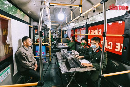 Người dân đến làm thủ tục chỉ được bỏ khẩu trang khi chụp ảnh phục vụ cho việc cấp đổi thẻ CCCD.