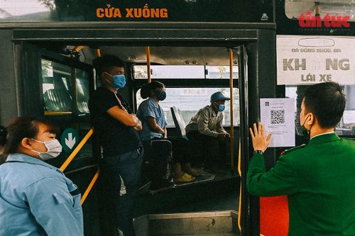 Lực lượng chức năng yêu cầu người dân xếp hàng đúng khoảng cách phòng dịch.