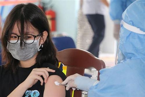 Tiêm vaccine cho học sinh tại Trung tâm kiểm soát bệnh tật tỉnh Bạc Liêu. Ảnh: Tuấn Kiệt – TTXVN