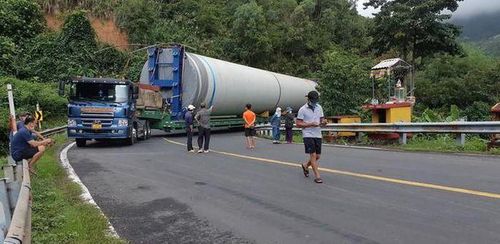 Chiếc xe chắn ngang đèo Phượng Hoàng gây ùn tắc giao thông. Ảnh: T.H.