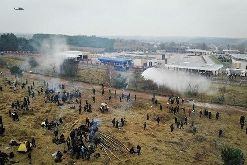 Người di cư đang là vấn đề "nóng" tại biên giới Belarus- Ba Lan. Ảnh: AP / Leonid Shcheglov.