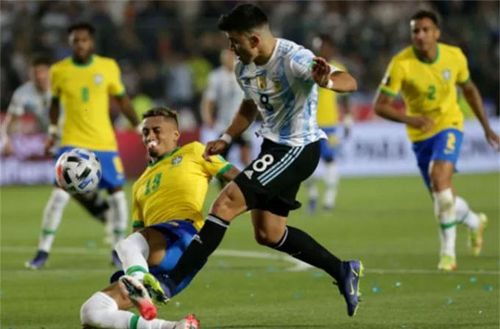 Raphinha (trái) đã đổ máu sau pha va chạm với Marcos Acuna