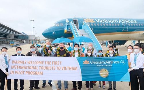 Đón những vị khách quốc tế nhập cảnh Sân bay Quốc tế Đà Nẵng để du lịch tại Quảng Nam chiều 17/11. 