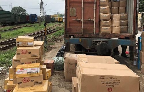 Hơn 5 tấn hàng hóa “mù” nguồn gốc, xuất xứ bị lực lượng CSKT- Công an quận Thanh Khê tạm giữ.