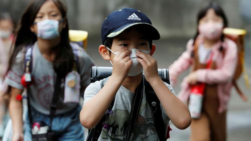  Đeo khẩu trang là thói quen của người Nhật. Ảnh: Reuters. 