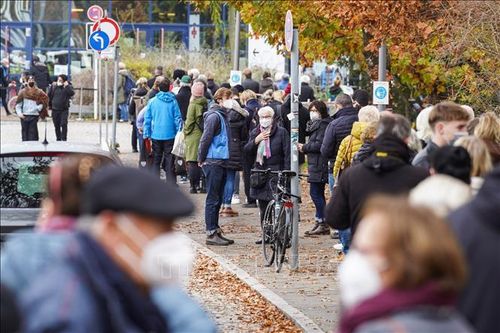 Người dân xếp hàng chờ tiêm vaccine phòng COVID-19 tại Berlin, Đức, ngày 12/11/2021. Ảnh: THX/TTXVN