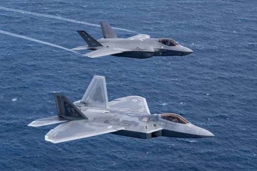 F-22 cũng là nạn nhân của các cuộc chiến ở Iraq và Afghanistan; khi đây là hai cuộc chiến cường độ thấp, đối thủ không thực sự “ngang tầm” để có thể xuất kích những chiếc F-22 đắt đỏ, cho việc chống lại lực lượng nổi dậy. Đây cũng là vấn đề khó biện minh để tiếp tục duy trì F-22.