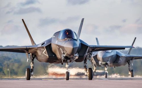 Thời gian phát triển kéo dài cũng khiến F-22 biến thành đối thủ cạnh tranh gián tiếp với chương trình “Máy bay tiêm kích tấn công liên hợp F-35”. Mặc dù được thiết kế cho các vai trò khác nhau, nhưng F-35 là loại máy bay rẻ hơn với khả năng tương tự; và trong một số trường hợp, F-35 còn có khả năng lớn hơn F-22.