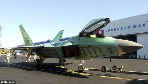 Chưa hết, “đòn kết liễu” cho chương trình F-22 đó là cuộc đại suy thoái kinh tế bắt đầu vào năm 2008 và chỉ kết thúc vào năm 2010, rõ ràng là “chiếc đinh cuối cùng đóng vào quan tài” của chương trình tiêm kích F-22.