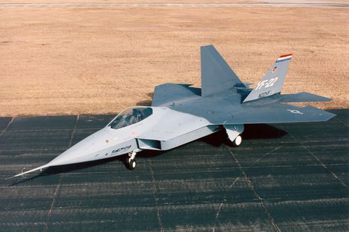 Năm 1990, cuộc đua giữa hai ông lớn của ngành công nghiệp quốc phòng Mỹ là Northrop với YF-23 và Lockheed Martin với YF-22, dẫn đến việc Không quân Mỹ lựa chọn YF-22, sau này được đổi tên thành F-22 Raptor, như một nền tảng tương lai của sức mạnh Không quân Mỹ.