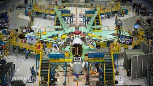 Con đường phát triển của F-22 cũng là một chặng đường dài. Dự án “Máy bay chiến đấu chiến thuật tiên tiến” tạo ra F-22 Raptor, bắt đầu vào năm 1981. Chuyến bay đầu tiên của F-22 là vào năm 1990, và máy bay đạt được khả năng hoạt động ban đầu vào năm 2005.
