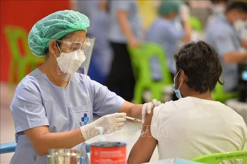 Nhân viên y tế tiêm vaccine ngừa COVID-19 cho người dân tại Bangkok, Thái Lan ngày 18/11/2021. Ảnh: THX/TTXVN