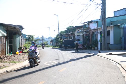 Nhờ sự tự nguyện hiến đất, tháo dỡ tường rào, vật kiến trúc... của người dân, đường Lương Định Của đã được nâng cấp, mở rộng. Ảnh: Quang Tấn