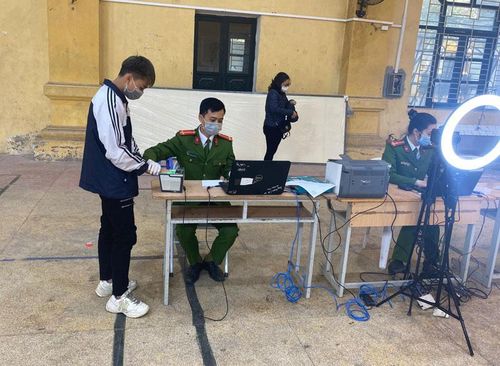 Công an quận Ba Đình làm thủ tục cấp CCCD gắn chip cho học sinh tại điểm tiêm chủng vaccine phòng Covid-19.