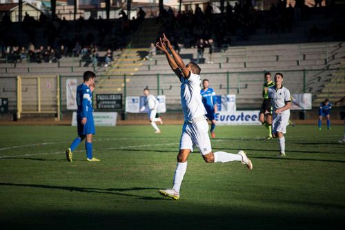  Từ mùa 2015/16, Messias tái xuất sân cỏ. Anh khoác áo CLB Casale ở Eccellenza (giải hạng Năm Italy). Sau đó, Messias gia nhập CLB Chieri ở Serie D, chuyển đến Gozzano và đưa CLB này từ Serie D lên Serie C. Messias gia nhập Crotone ở giải Serie B và cùng CLB giành suất lên chơi Serie A. Từ giải hạng Năm tiến lên Serie A trong 5 năm, Messias đã trải qua hành trình hiếm cầu thủ làm được. 
