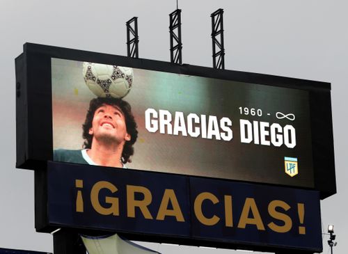 Maradona đã mất được một năm, nhưng thế giới bóng đá vẫn nhớ đến huyền thoại Argentina. Ảnh: Reuters.