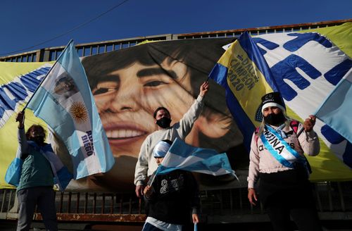 Người Argentina coi Maradona là tượng đài trong lịch sử bóng đá của họ. Ảnh: Reuters.