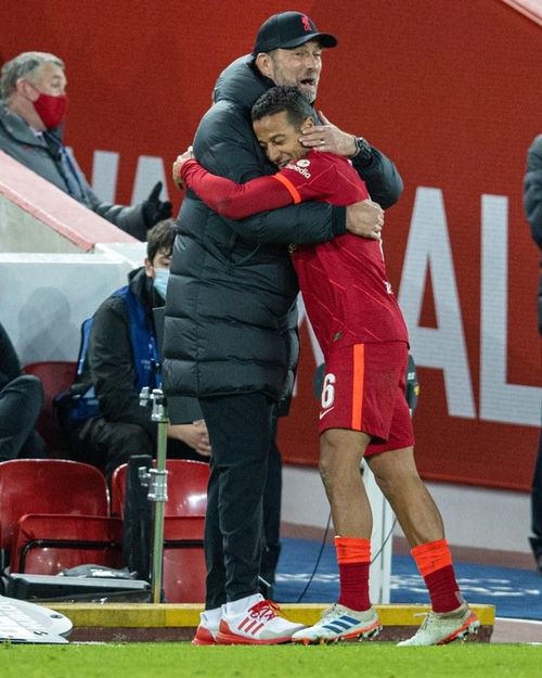 HLV Jurgen Klopp ôm chúc mừng Thiago