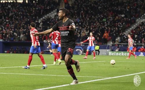 Niềm vui của cầu thủ vào sân thay người bên phía Milan