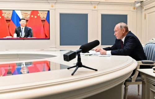 Tổng thống Nga Vladimir Putin dự hội nghị trực tuyến với Chủ tịch Trung Quốc Tập Cận Bình trong tháng 6. Ảnh: Reuters