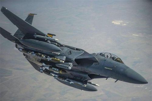 Tờ 19FortyFive nhớ lại rằng chiếc F-15 đầu tiên được đưa vào phục vụ Không quân Mỹ từ những năm 1970. Tuy nhiên trong những năm gần đây, chiến đấu cơ này đã được cải tiến nhiều lần.