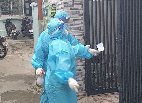 Nhân viên y tế tiến hành thủ tục để lấy mẫu xét nghiệm cho người dân.
