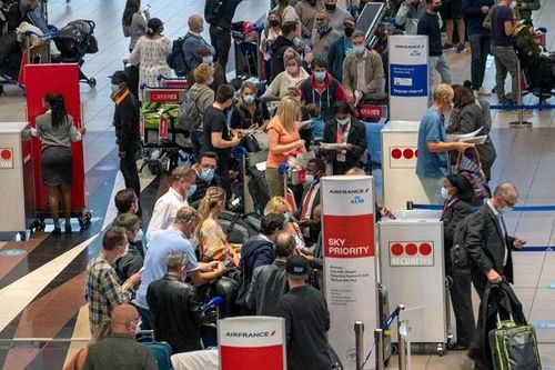 Người dân xếp hàng tại sân bay O.R. Tambo ở Johannesburg, Nam Phi. Ảnh: AP