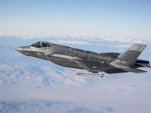  Quá trình nâng cấp AIM-9X bắt đầu từ vài năm trước nhằm đối trọng với tên lửa R-73 (AA-11 Archer) của Nga. AIM-9X được trang bị động cơ kiểm soát vector lực đẩy kết hợp với vây lái ở mũi mang lại khả năng cơ động cao trong phạm vi hẹp. 