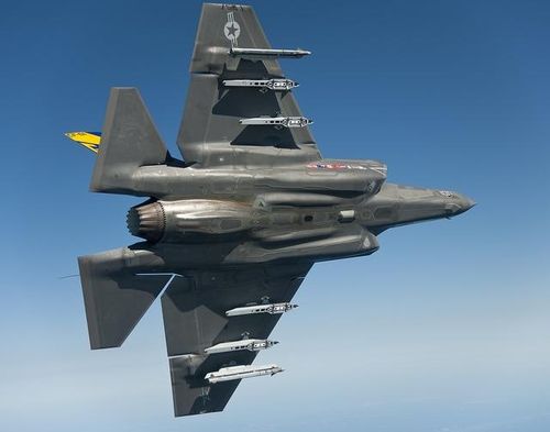AIM-9X là tên lửa không đối không tầm ngắn chủ lực của Không quân Mỹ và các nước trong khối quân sự NATO. Tên lửa có chiều dài 3 m, đường kính 0,127 m, sải cánh 0,44 m, trọng lượng 85 kg, tầm bắn tối đa 35 km.