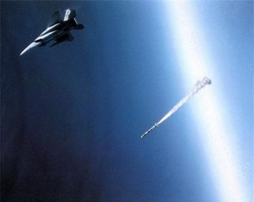 Tiêm kích F-15 Mỹ phóng thử tên lửa diệt vệ tinh.