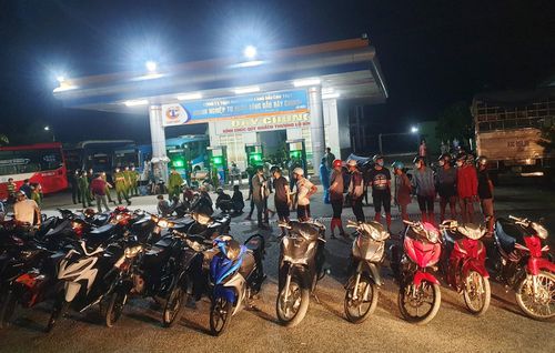 28 người bị cảnh sát vây bắt. Ảnh: Thế Phong.