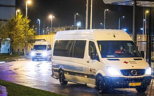 Chuyển các hành khách có xét nghiệm dương tính với Covid-19 trên chuyến bay từ Nam Phi đến sân bay Schiphol ở Amsterdam (Hà Lan) tới khu cách ly. Ảnh AFP/TTXVN