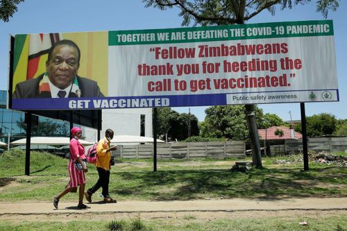  Biển kêu gọi tiêm chủng vaccine Covid-19 ở Zimbabwe, một trong những quốc gia ở miền nam châu Phi đang phải đối mặt các hạn chế đi lại do biến chủng Omicron. Ảnh: Shutter Stock. 