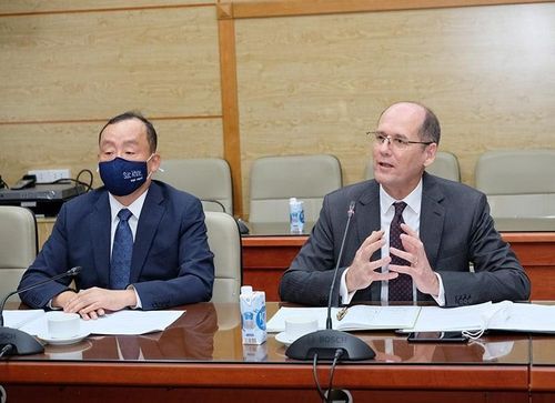  Ông Kidong Park, đại diện WHO tại Việt Nam (trái) và ông John MacArthur, Giám đốc CDC Mỹ tại Đông Nam Á (phải). Ảnh: Trần Minh. 