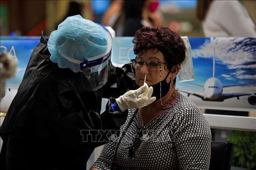 Nhân viên y tế lấy mẫu xét nghiệm COVID-19 tại La Habana, Cuba. Ảnh minh họa: AFP/TTXVN