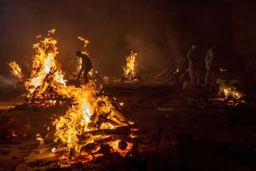  Một bãi hỏa thiêu nạn nhân Covid-19 tại Ấn Độ trong năm nay. Ảnh: Reuters. 