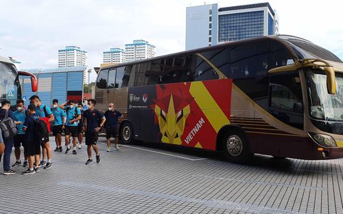 Theo quy định của Chính phủ Singapore, sau khi về đến khách sạn, tất cả thành viên đội tuyển bắt buộc phải tự cách ly trong phòng cho đến khi có kết quả âm tính với COVID-19. Trong thời gian tự cách ly chờ kết quả xét nghiệm RT-PCR, khách sạn phục vụ bữa ăn tại phòng cho toàn đội.