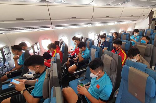 Sau hơn một giờ trên chuyến bay khởi hành từ TP.HCM, đội tuyển Việt Nam hạ cánh xuống sân bay Changi (Singapore) lúc 15h30 (giờ địa phương).