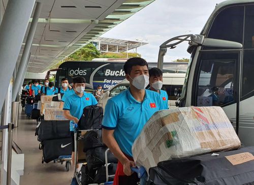 Tuyển Việt Nam và Thái Lan ở 2 khách sạn khác nhau do không cùng bảng đấu. Quang Hải và các đồng đội sẽ sinh hoạt ở khách sạn Grand Mercury Roxi cùng Indonesia, Malaysia, Campuchia và Lào, đội đến Singapore sớm nhất vào sáng nay.